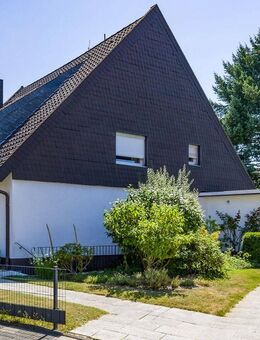 Großzügig wohnen, entspannt leben - mit Gartenidylle und zwei Garagen - Willich