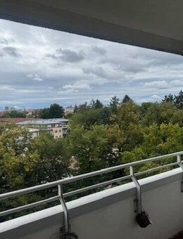 Brück Immobilien - *Ganz oben mit Weitblick* Renovierungsbedürftige 2-Zi.-ETW mit Balkon - München