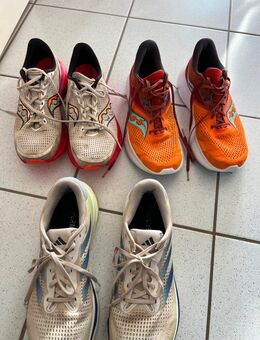 Verschiedene Sportschuhe - Dornstetten