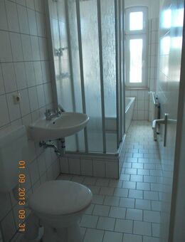 Günstige sanierte 4-Raum- Wohnung, Laminatboden, Bad mit Badewanne u. Dusche, Gäste-WC - Halle (Saale)