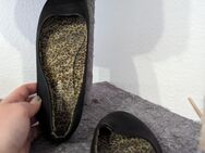 Div. Schuhe (sehr gern getragen - Sneaker & Heels) abzugeben - Bielefeld