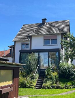 Charmantes Zweifamilienhaus in Calden-Obermeiser: mit vielseitigen Nutzungsmöglichkeiten und großem Grundstück - Calden