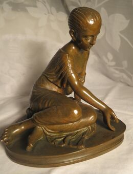 die "Knöchelspielerin". vor 1945, Bronze - Bonn Lessenich-Meßdorf