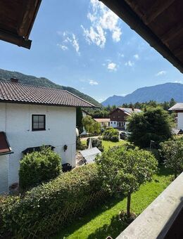 Große 3-Zi.-ETW mit Gäste-WC, 3 Balkonen, ausgebauten Kellerräumen, Gärtchen, eig. Garage u. Stpl. - Ruhpolding