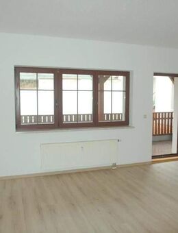 Stadtzentrum: Ruhige 2-Zimmer-Wohnung mit großem Holz-Balkon, separater Küche und neuem Laminatboden - Torgau
