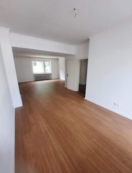 *** Stadtmitte *** helle, großzügig geschnittene 3 Zi. Whg. - Düsseldorf