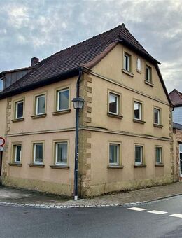 Preiswertes Wohnhaus 3 Wohnungen + DG-Ausbau möglich; zentrale Lage, Garage, renovierungsbedürftig! - Ebern