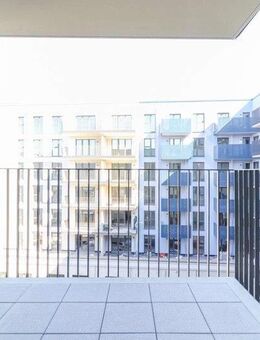 Sonnenbalkon und elegante Wohnatmosphäre: stilvolle 2-Zimmer-Wohnung mit moderner Einbauküche - Frankfurt (Main)
