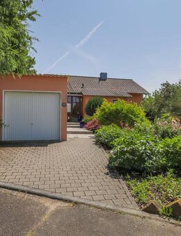 Wohnen im Grünen: Zeitloser Bungalow mit Gartenparadies - Remchingen