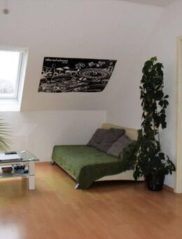 Helle Dachgeschosswohnung mit großzügigem Schnitt und Tageslichtbad - Bergisch Gladbach