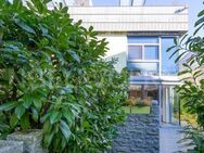 ENGEL & VÖLKERS - Doppelhaushälfte im Bauhausstil – in ruhiger Lage mit Blick ins Grüne (Biotop) - München