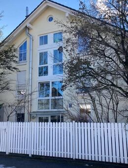 Großzügige Gartenwohnung über 2 Ebenen mit Wintergarten - München
