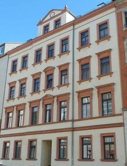 Freundliche 3-Zimmer-Wohnung mit Laminatboden, großem Balkon (Hofseite), Badewanne & Einbauküche - Chemnitz