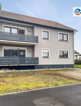 Zweifamilienhaus mit Einliegerwohnung, Garagen und Stellplätzen - Wiesenbronn