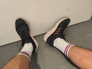 Stinkende Trainings- & Freizeitschuhe von Adidas - Köln