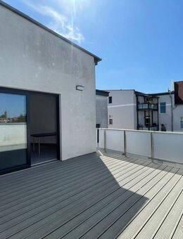 Wohntraum! Tolle 3 Zimmerwohnung mit riesiger Dachterrasse, Kamin + Einbauküche! - Burg (Sachsen-Anhalt)