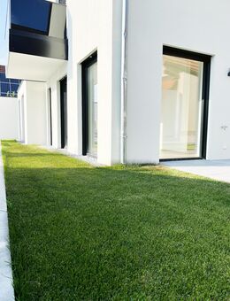 Moderne, energieeffiziente Erdgeschosswohnung mit hochwertiger Küche, 2 Zimmern, Terrasse und Garten - Perfekt zum Entspannen! - Manching