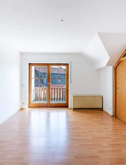 - Gemütliche 2-Zimmer-Dachgeschosswohnung mit Balkon im Straubinger Osten - - Straubing