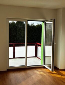 Viel Platz zum Leben: großzügige 4-Zimmer-Wohnung mit Balkon in ruhiger Lage - Erfurt