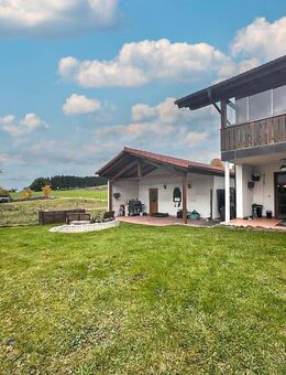 Erdgeschosswohnung mit Kachelofen, überdachter Terrasse und eigenem Garten! - Aying