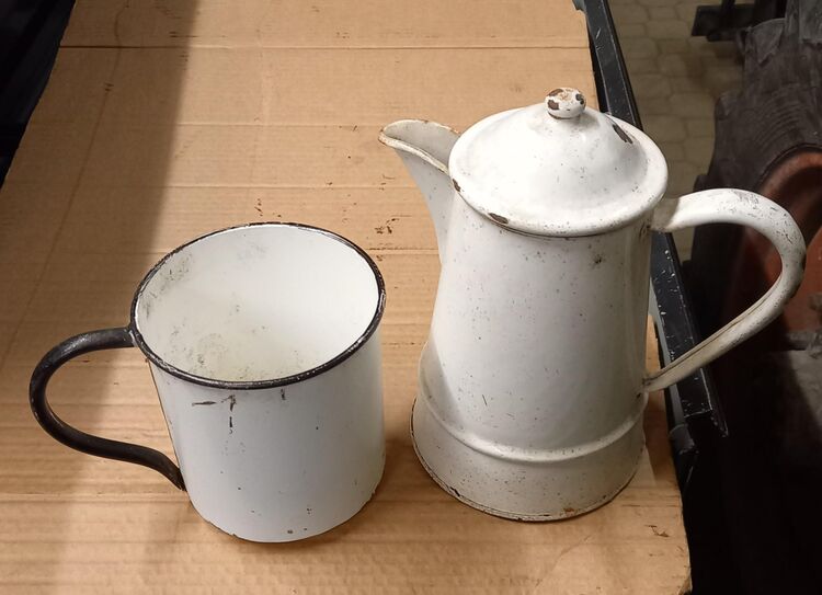 Emaillierte Kaffeekanne und Milchtopf Deko - Büdingen