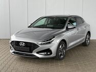 Hyundai i30, 1.5 T-GDi Fastback MHEV Life V &H m m Kurvenl Sitz & Lenkr Heiz Alu16, Jahr 2024 - Achern