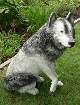Dekofigur Wolf sitzend in grau oder braun Gartendeko - Hergisdorf