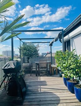 Bestlage Golzheim / Dachterrassen-Traum: Modernisierte 4-Zimmer-Dachgeschoss-Maisonette-Wohnung - Düsseldorf