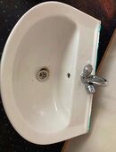Gebrauchte, gut erhaltene Waschbecken mit Armaturen abzugeben in 23623