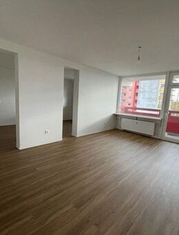 Helle 3 Zimmerwohnung mit Balkon - Langen (Hessen)