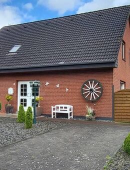 Charmantes Ein- / Zweifamilienhaus, das jede Menge Platz und Komfort bietet! // Ramsloh - Saterland
