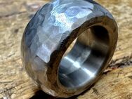 Breiter & voluminöser Titan Ring als Handgeschmiedetes Unikat - Köln