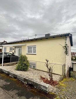 Ein-Zweifamilienhaus mit Garten und 2 Garagen in Ommersheim - Mandelbachtal