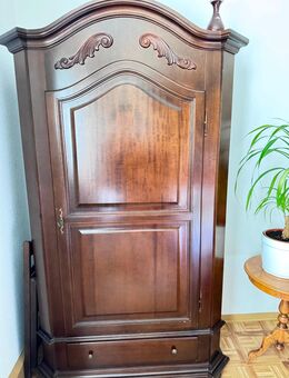 Sehr gut erhaltener Kleiderschrank, massiv Holz - Halle (Saale)