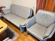 Leder-Sitzgarnitur. 2er Sofa + 2 Sessel + Hocker. - Gaildorf