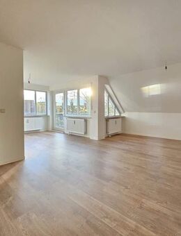 Super schöne 4-Zimmer Wohnung im Grünen mit Balkon komplett renoviert - Wilkau-Haßlau