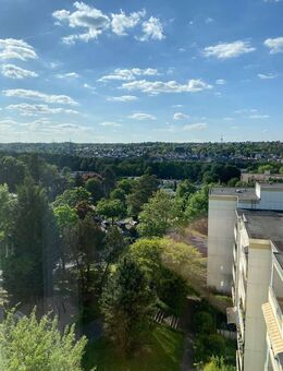 Sehr Großzügige 5-Zimmerwohnung mit Balkon sowie Tiefgaragenstellplatz - Bonn