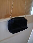 2x plüsch handtaschen schwarz und weiß neu ungetragen in 51381