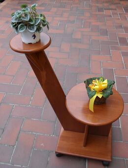 Blumenständer aus Holz, fahrbar mit Rollen. - Köln