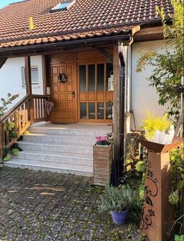 EFH mit 6 Zimmern, ausgeb. DG, voll unterkellert, Doppelgarage, großem Grundstück - Wittelshofen