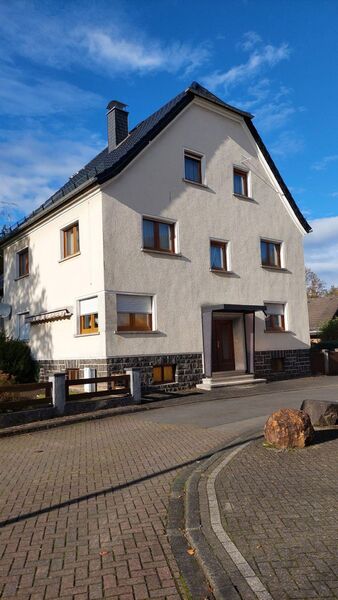 Großzügiges Familienhaus mit vielseitiger Scheune, Garage und viel Platz für individuelle Wohnträume