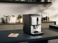 SIEMENS Kaffeevollautomat EQ300 TF303E01, viele Kaffeespezialitäten, OneTouch-Funktion, benutzerfreundliches Display, Keramikmahlwerk, daylight silber