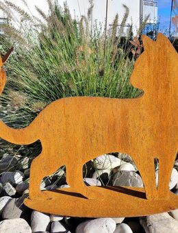 Katze gehend mit Schmetterling auf Schwanz - Kraftisried