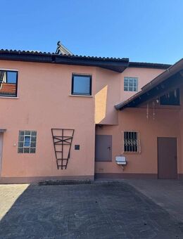 Hermann Immobilien: Einfamilienhaus mit viel Nutzfläche, großer Garage und Hof - Bruchköbel