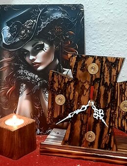 Wanduhr aus Holz in Form eines Eisernen Kreuzes - Anklam