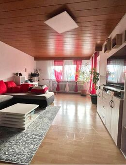 **Helle 5-Zimmer-Etagen-Wohnung mit Balkon und Aussenstellplatz** - Welzheim