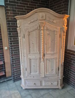 Antiker Schrank aus Weichholz - Barsinghausen
