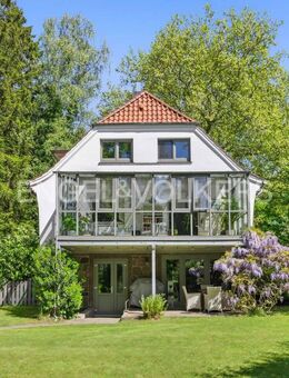 Stilsicher modernisiert: Altbau-Villa mit 203 m² Wohn-/Nutzfläche , Traumgarten und eigenem Bach - Großhansdorf