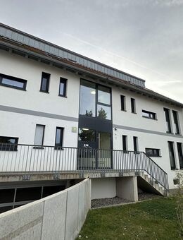Großzügige 2-Zimmer-Dachgeschosswohnung mit Balkon und EBK in 97076 Würzburg, Lengfeld - Würzburg
