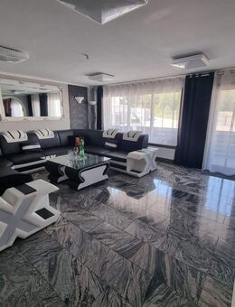 Familienfreundliches Zuhause mit sehr großem Garten, Balkon, zwei Garagen, Stellplatz und Pergola - Mühlacker